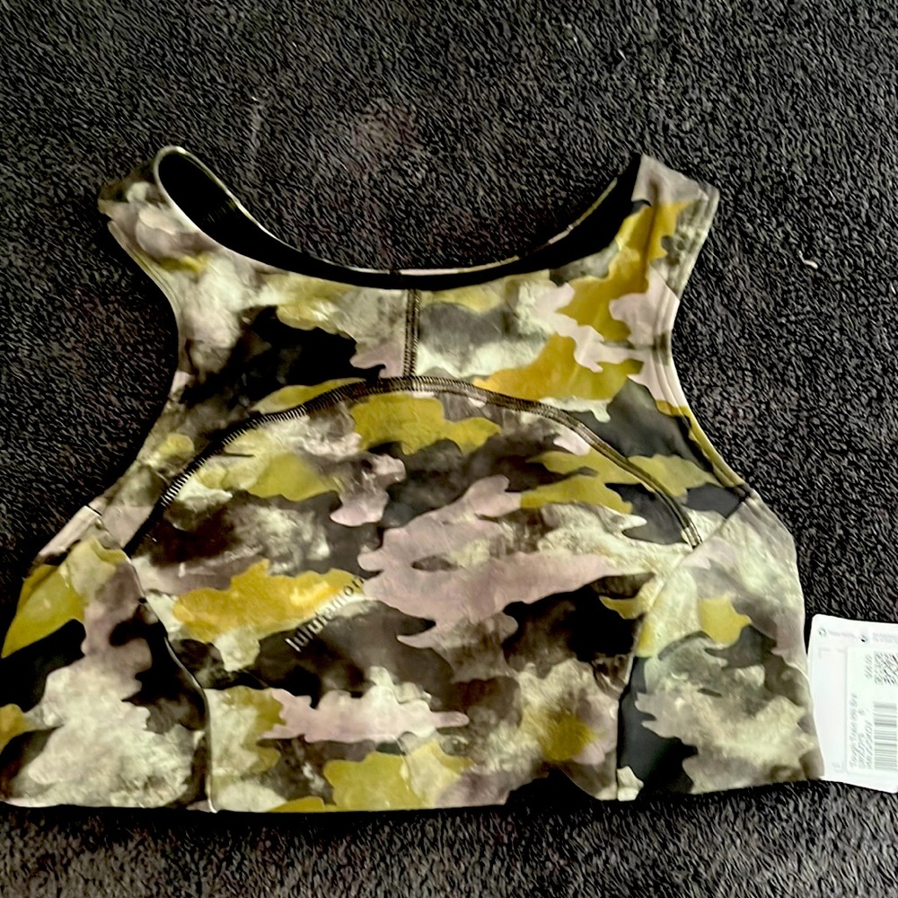 Lululemon tough train high neck bra size 6 camo. NWT